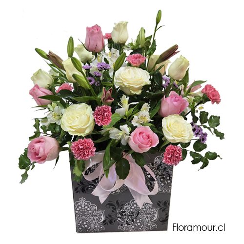 Sensacional caja de rosas liliums y flores de complemento.